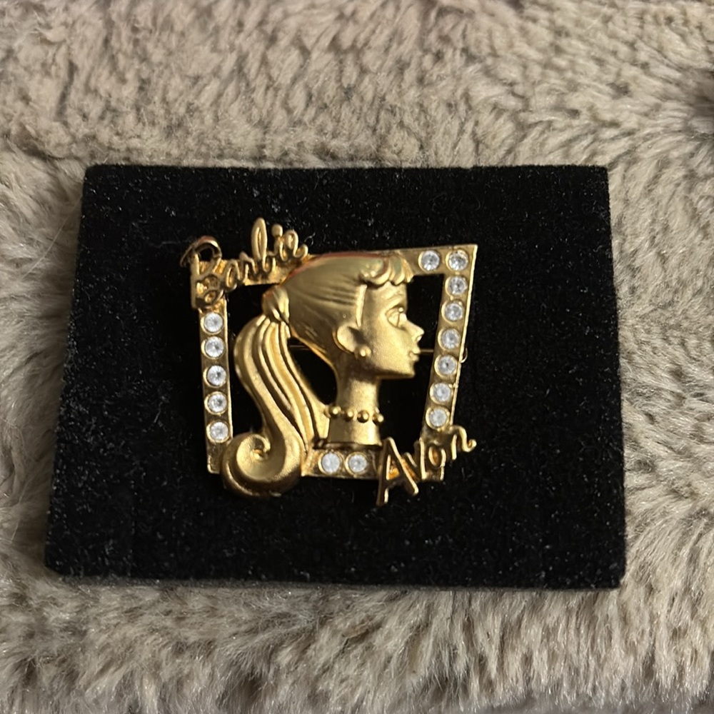 1998 Barbie Collectibles Avon Loves Barbie Pin